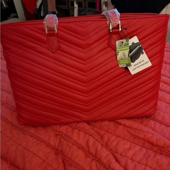 Badgley Mischka Red Quilted Shoulder Bag with Gold Hardware - Picture 2 of 9